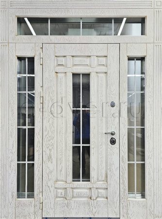 Белая большая дверь для коттеджа со стеклом