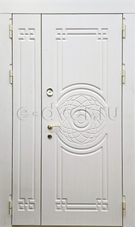 Входная белая полуторная дверь с узором