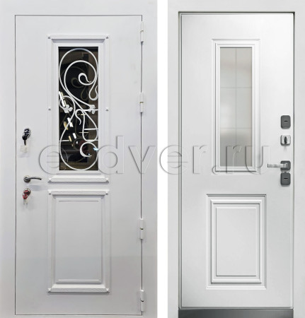 Белая входная дверь в частный дом с декоративным окном
