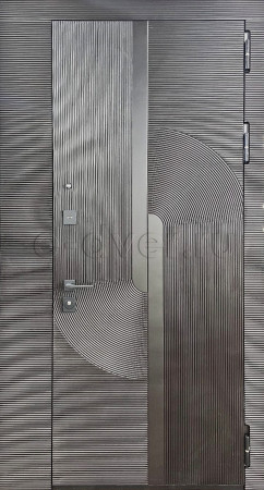 Высокая нестандартная дверь в современном стиле