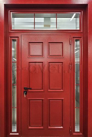 Парадная дверь красного цвета со стеклом