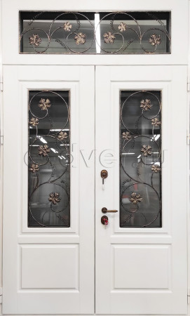 Белая дверь нестандартных размеров с ковкой и стеклом